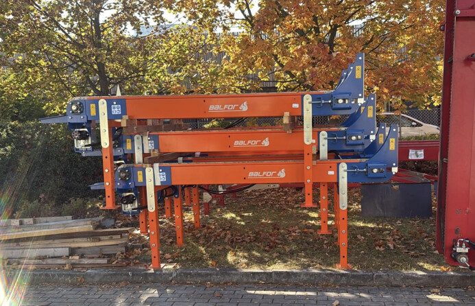 Podávací a zvedací stoly Balfor 3x3, 3x5m, zvedací stoly i ježkové přídavné stoly