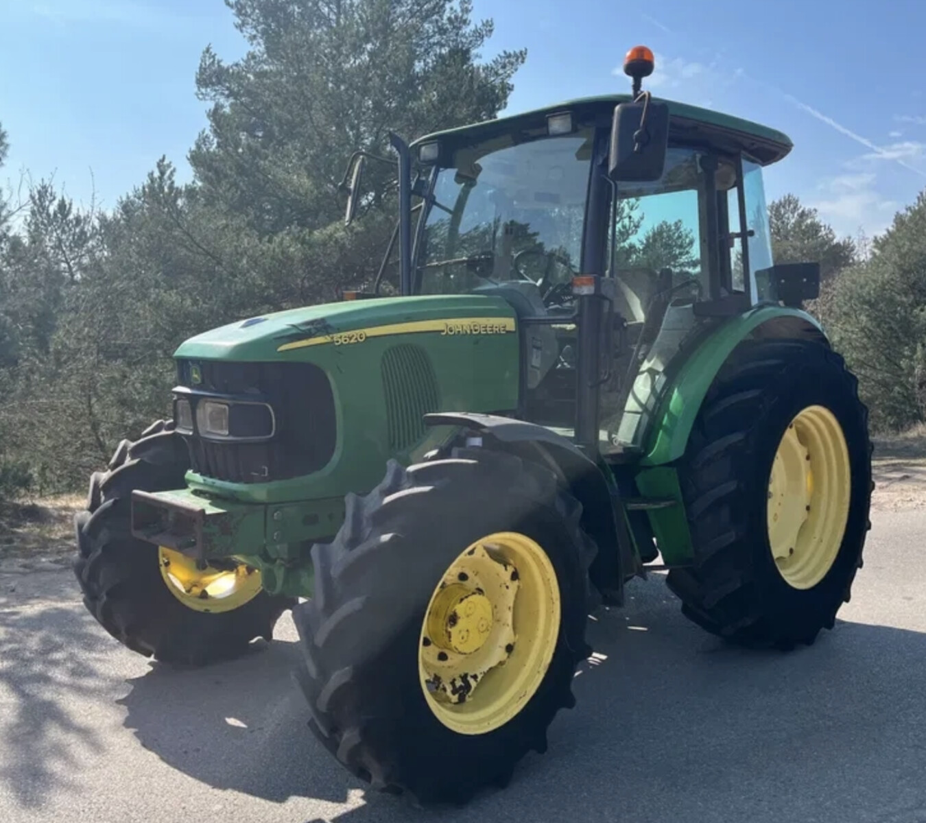 John Deere 5620