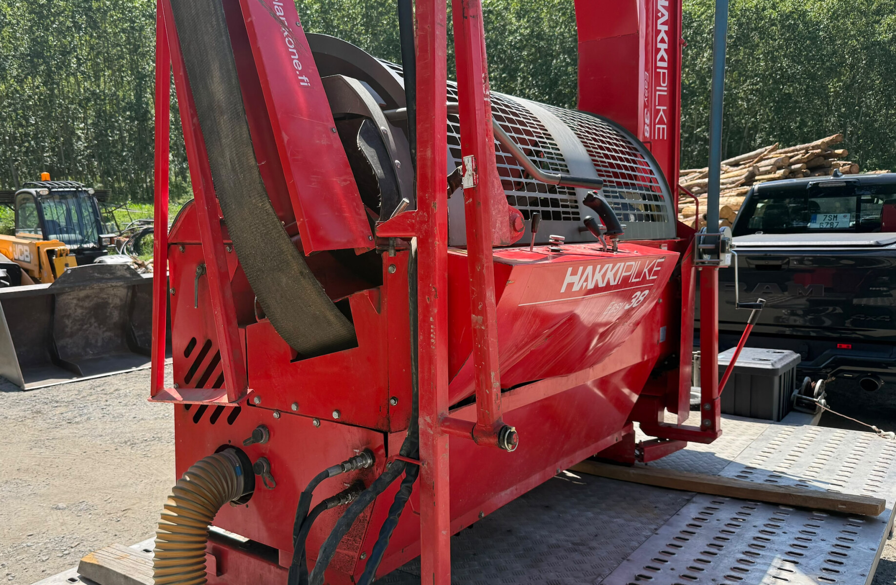 Hakki Pilke 38 Easy+ with exhaust system and feed table
